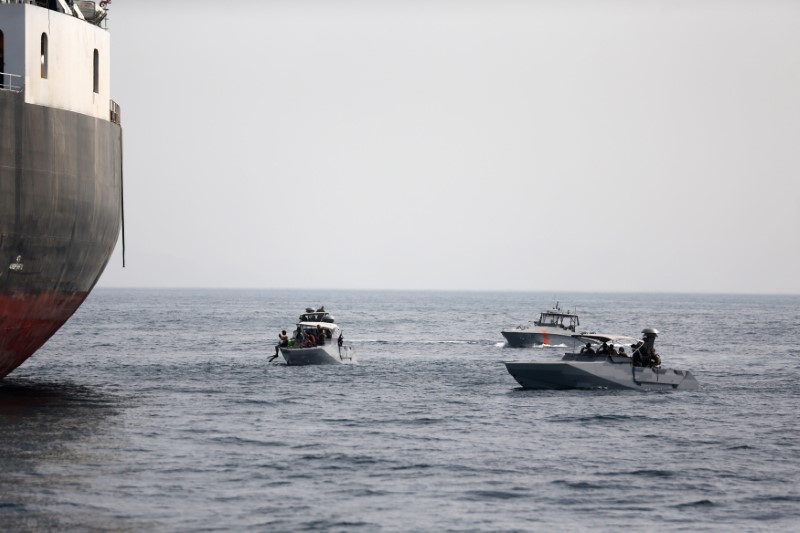 © Reuters. Imagen de archivo de barcos de la Marina de Emiratos Árabes Unidos junto al taquero saudí Al Marzoqah frente al puerto de Fuyaira, EAU