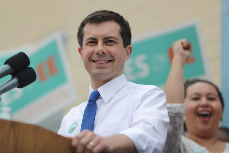 © Reuters. FILE PHOTO: U.S. Democratic presidential candidate Mayor Pete Buttigieg campaigns in Los Angeles