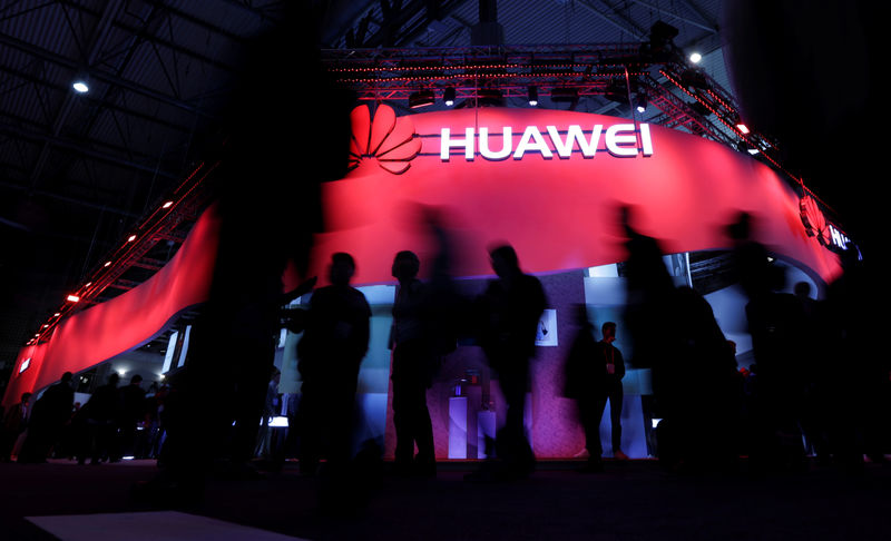 © Reuters. IMAGEN  DE ARCHIVO: Visitantes en el espacio de Huawei durante la feria móvil de Barcelona, España.