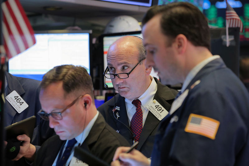 © Reuters. Traders work on the floor at the NYSE in New York