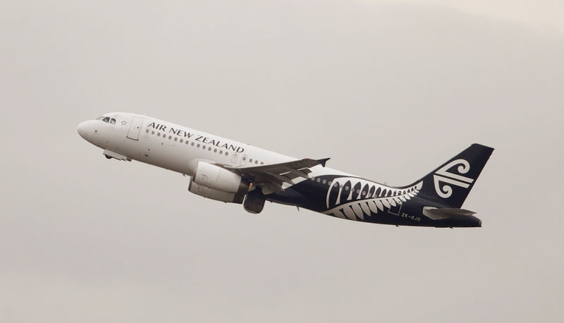 © Reuters. FILE PHOTO: An Air New Zealand Airbus A320 plane takes off from Kingsford Smith International Airport in Sydney