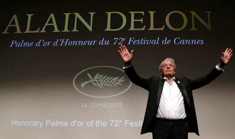 © Reuters. تكريم الممثل الفرنسي ألان ديلون في مهرجان كان السينمائي