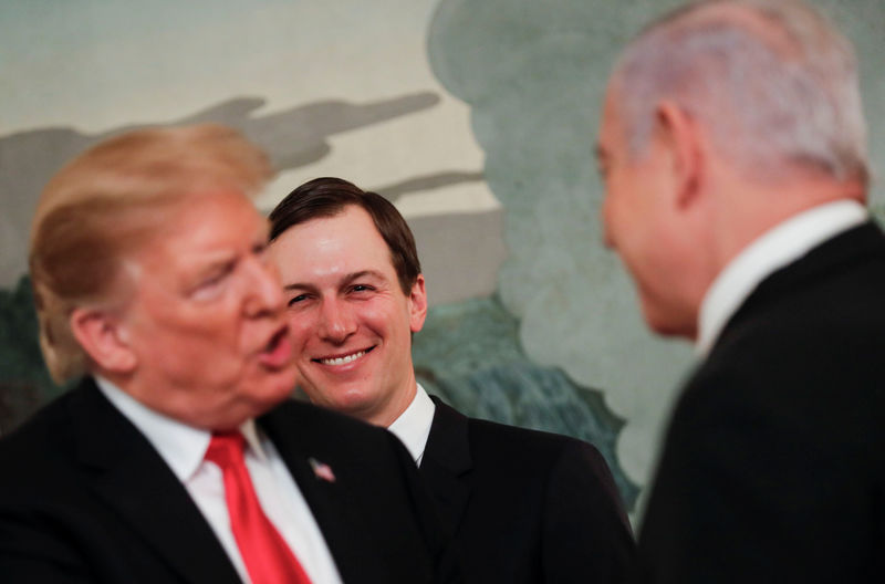 © Reuters. Imagen de archivo del asesor de la Casa Blanca Jared Kushner sonriendo mientras su suegro, el presidente de EEUU, Donald Trump, habla con el primer ministro de Israel, Benjamin Netanyahu, en la Casa Blanca, Washington, EEUU.