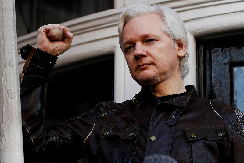 © Reuters. FILE PHOTO: WikiLeaks founder Julian Assange is seen on the balcony of the Ecuadorian Embassy in London