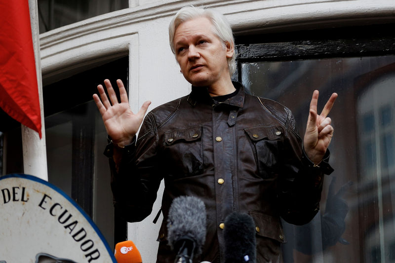 © Reuters. SUÈDE: LE PARQUET DEMANDE UN MANDAT D'ARRÊT CONTRE ASSANGE