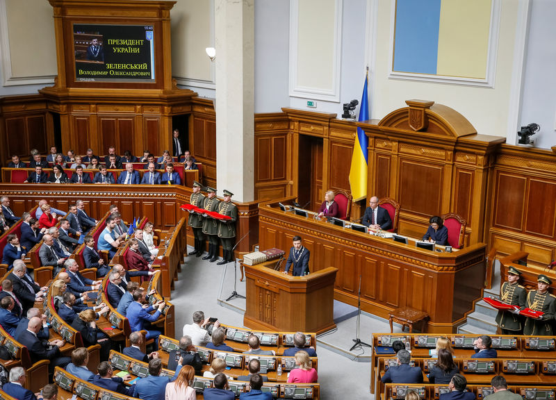 © Reuters. الرئيس الأوكراني الجديد زيلينسكي يعلن حل البرلمان