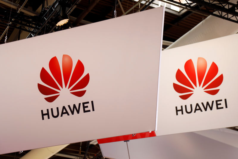 © Reuters. Логотип Huawei на выставке VivaTech в Париже