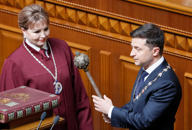 © Reuters. Ukraine's President-elect Zelenskiy receives presidential mace from Chairman of the Constitutional Court of Ukraine Shaptala during inauguration ceremony in Kiev
