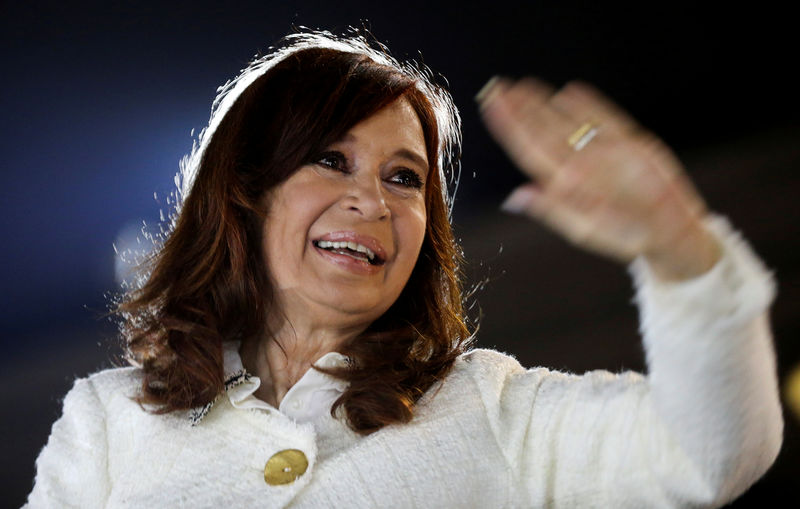 © Reuters. Argentina's former President Cristina Fernandez de Kirchner waves to supporters after the presentation of her book "Sinceramente", at the Buenos Aires book fair