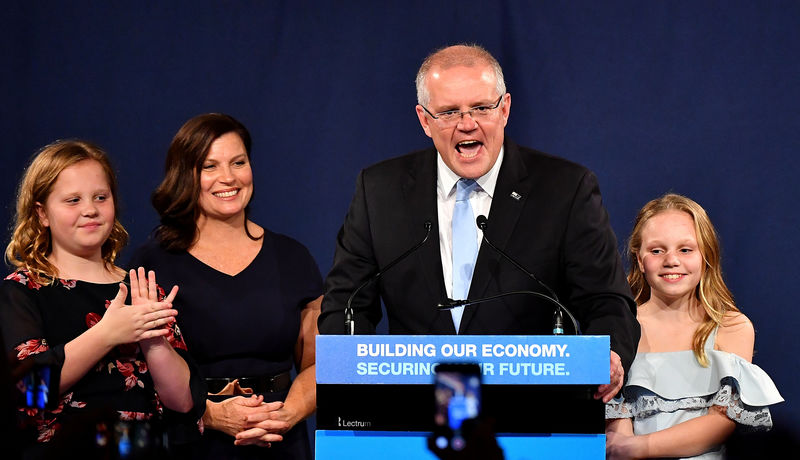 © Reuters. FOTOS DE ARCHIVO: El Primer Ministro de Australia, Scott Morrison, con su esposa Jenny, sus hijos Abbey y Lily, en la Recepción Federal Liberal en Sydney, Australia, el 18 de mayo de 2019