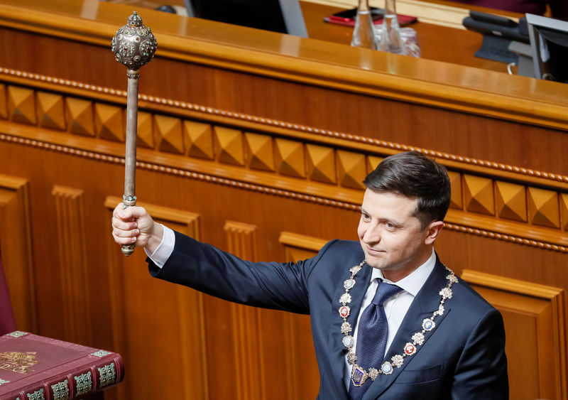 © Reuters. El presidente electo de Ucrania, Volodymyr Zelenskiy, presta juramento durante su toma de posesión en el parlamento de Kiev