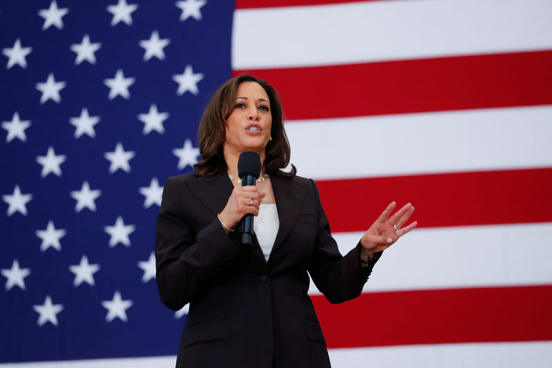 © Reuters. U.S. Senator Kamala Harris holds her first organizing event in Los Angeles as she campaigns in the 2020 Democratic presidential nomination race in Los Angeles