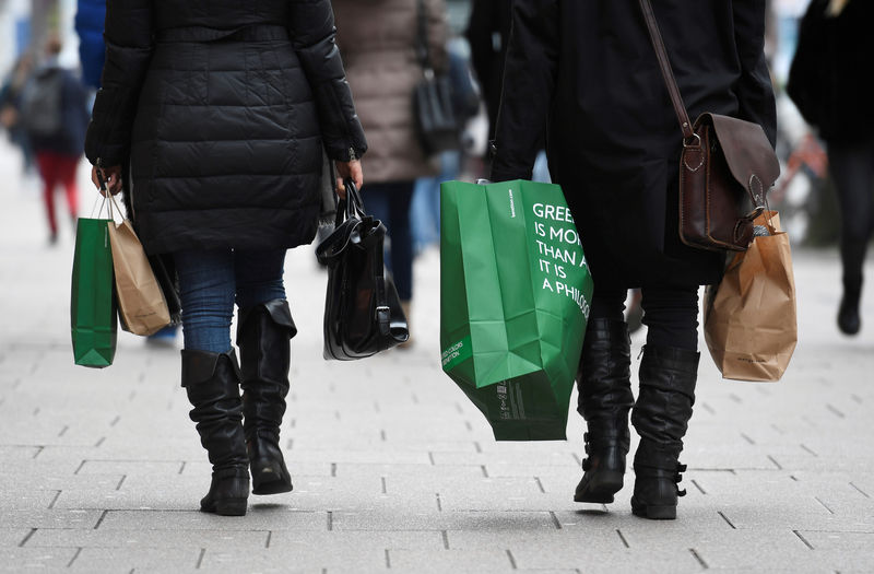 © Reuters. FILE PHOTO: People carry their shopping bags in downtown Hamburg