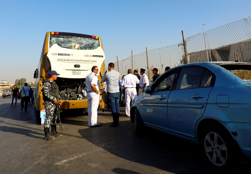 © Reuters. الأمن المصري يقتل 12 شخصا يشتبه أنهم متشددون بعد انفجار استهدف حافلة