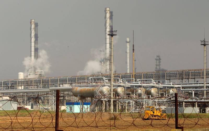 © Reuters. FILE PHOTO: An oil refinery located on a branch of the Druzhba oil pipeline, which moves crude through the pipeline westwards to Europe, is seen near Mozyr