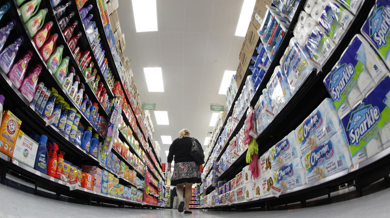 © Reuters. Consumidora em supermercado de Chicago (EUA)