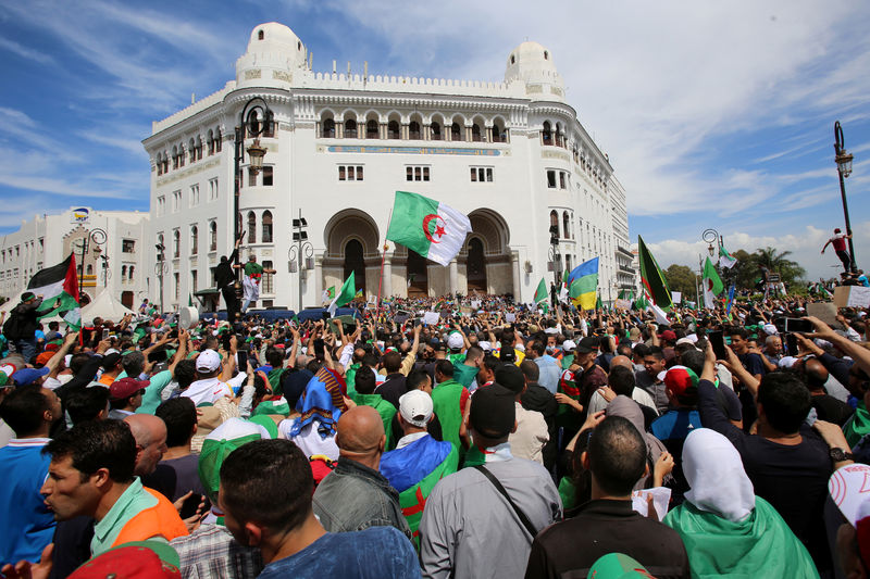 © Reuters. قائد الجيش الجزائري: الانتخابات أفضل سبيل للخروج من الأزمة