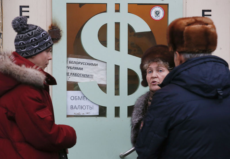 © Reuters. People gather near a currency exchange office in Moscow