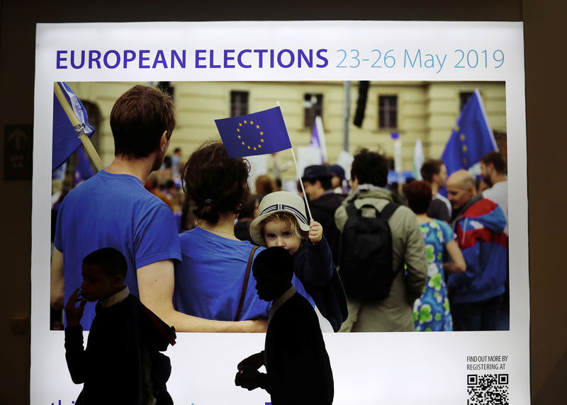 © Reuters. EUROPÉENNES: RN ET LAREM TOUJOURS DANS UN MOUCHOIR DE POCHE, SELON UN SONDAGE