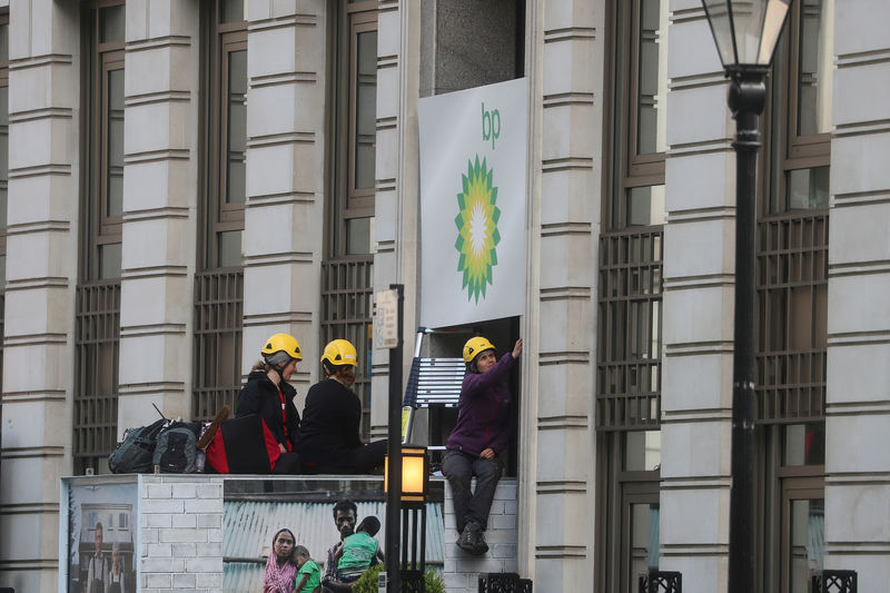 © Reuters. Activistas de Greenpeace bloquearon la entrada a la sede de BP en Londres, Gran Bretaña, el 20 de mayo de 2019