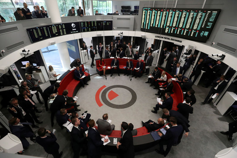 © Reuters. FILE PHOTO: Traders work on the floor of the London Metal Exchange, in London