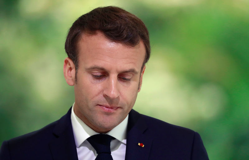 © Reuters. MACRON NE VEUT PAS S’"IMMISCER" DANS LA DÉCISION SUR VINCENT LAMBERT