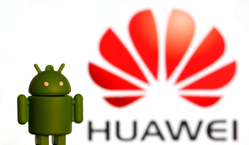 © Reuters. 3-D printed Android logo is seen in front of a displayed Huawei logo in this illustration picture