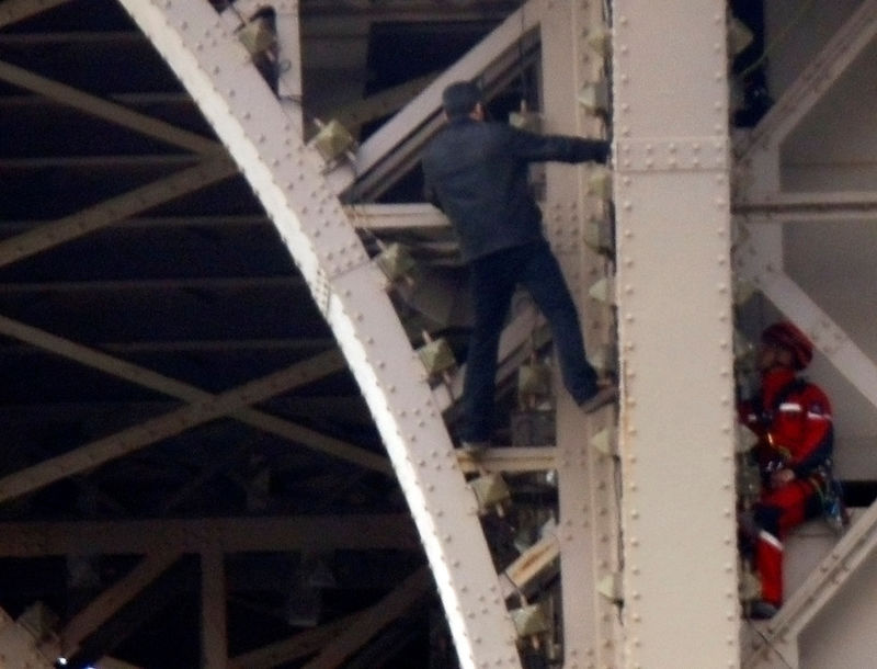 © Reuters. إخلاء برج إيفل بباريس بعد تسلق رجل للمزار الشهير