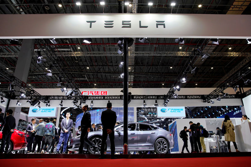 © Reuters. FILE PHOTO: Tesla stock and bonds tumble as investors fret about costs and safety
