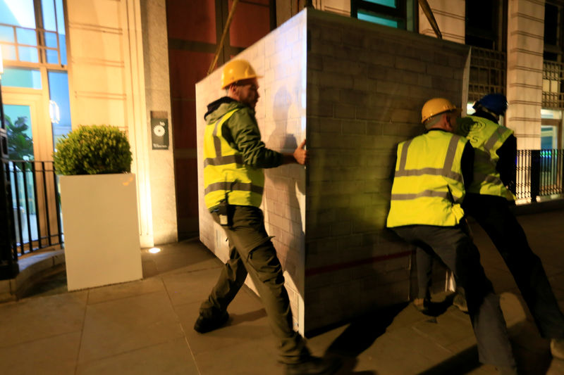 © Reuters. الشرطة البريطانية تبدأ في إزالة حاويات نشطاء السلام الأخضر من أمام شركة (بي.بي)