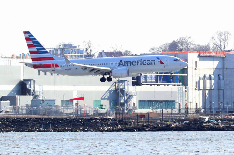 © Reuters. FILE PHOTO: An American Airlines Boeing 737 Max 8, on a flight from Miami to New York City, comes in for landing at LaGuardia Airport in New York