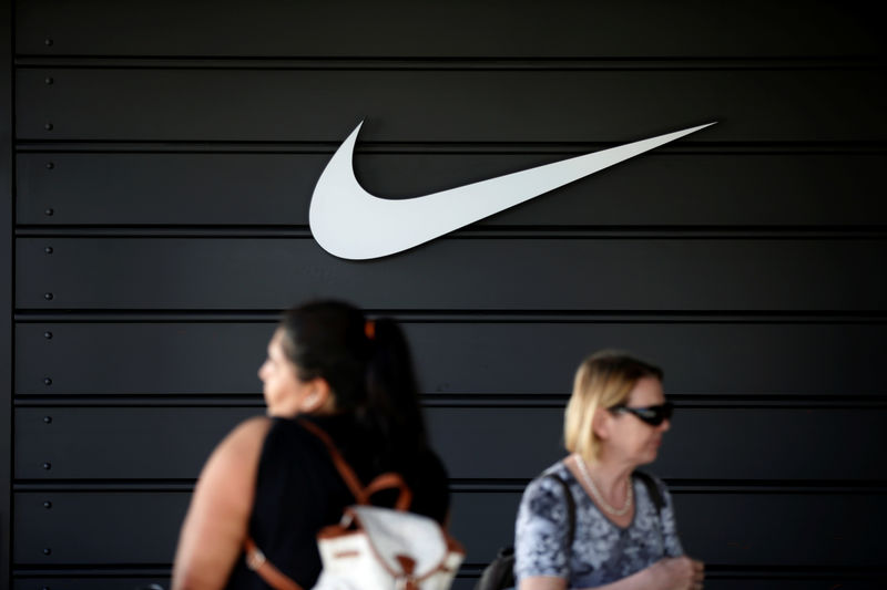 © Reuters. FILE PHOTO: Dow Jones Industrial Average listed company Nike (NKE)'s logo is seen in Los Angeles