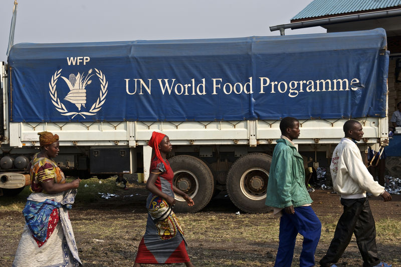 © Reuters. برنامج الأغذية العالمي قد يعلق المساعدات في مناطق سيطرة الحوثيين باليمن