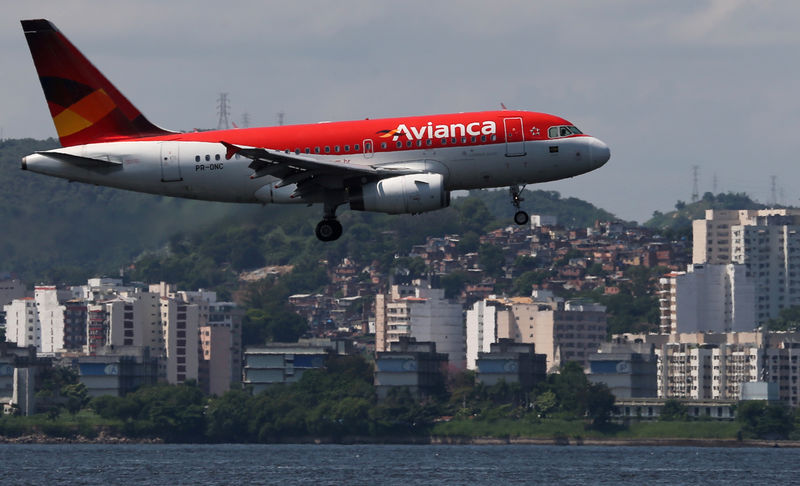 © Reuters. FILE PHOTO: An Airbus A318 airplane of Avianca Brazil flies over the Guanabara Bay as it prepares to land at Santos Dumont airport in Rio de Janeiro