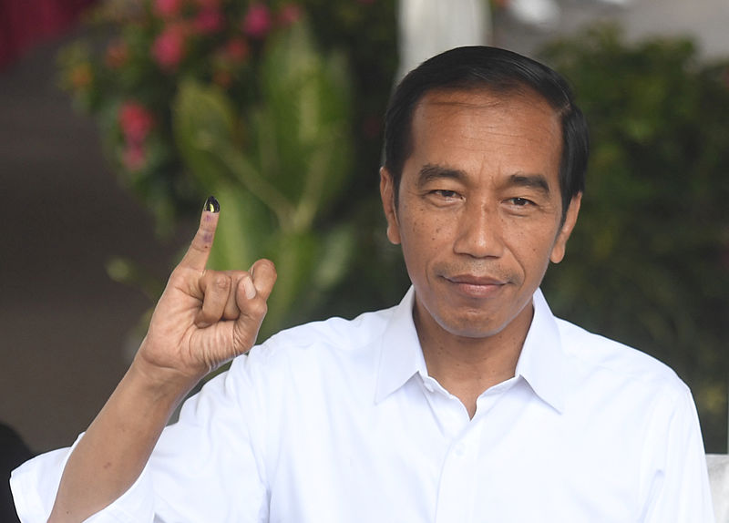 © Reuters. إحصاء رسمي يشير إلى فوز الرئيس ويدودو في انتخابات إندونيسيا
