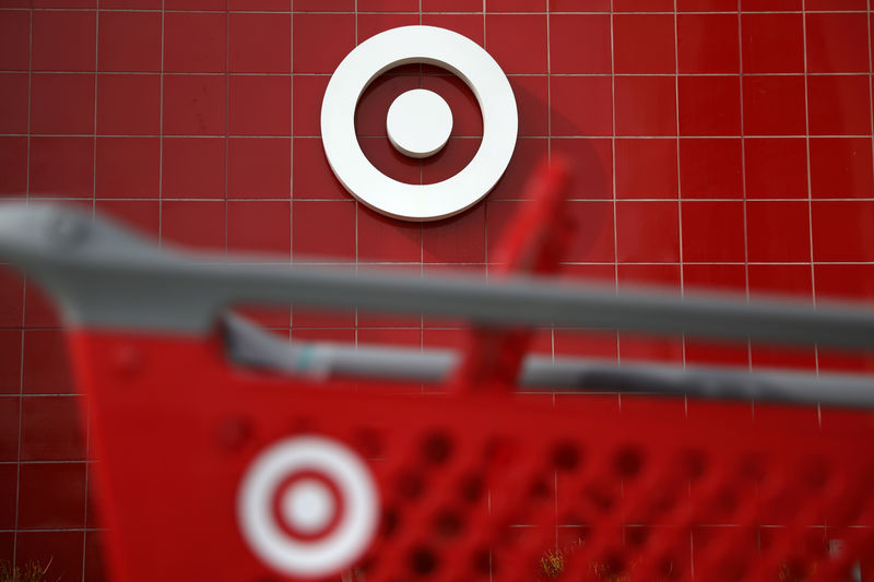 © Reuters. FILE PHOTO: A Target shopping cart is seen in front of a store logo in Azusa