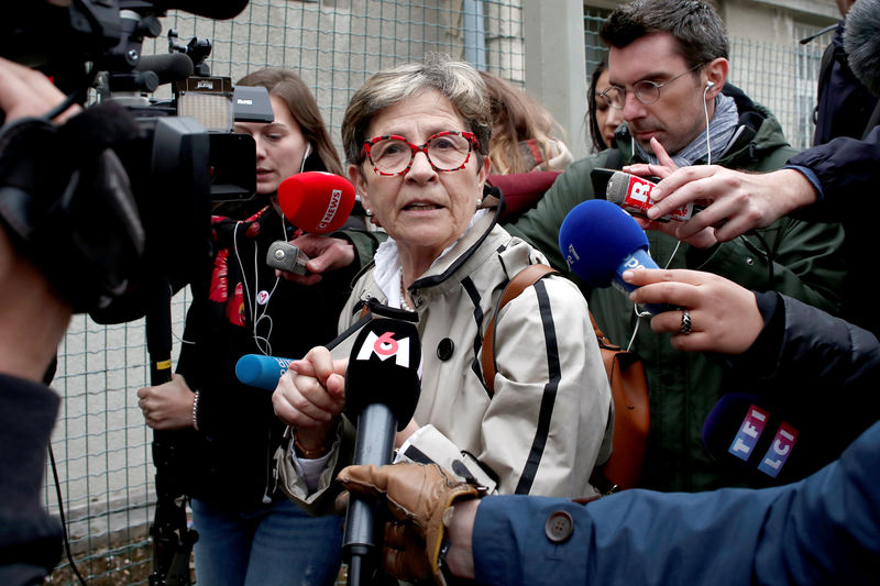 © Reuters. Viviane Lambert, mãe de Vincent Lambert, dá entrevista em Reims