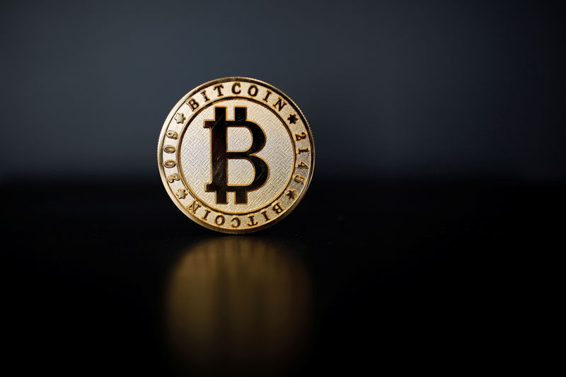 © Reuters. FILE PHOTO: A Bitcoin (virtual currency) coin is seen in an illustration picture taken at La Maison du Bitcoin in Paris
