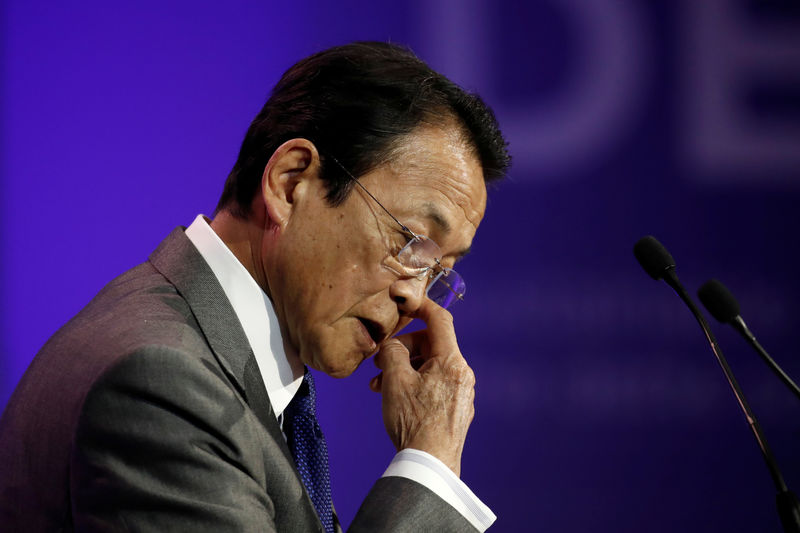 © Reuters. FILE PHOTO: Japanese Finance Minister Taro Aso delivers a speech during a high-level forum on debt at the Finance Ministry in Paris