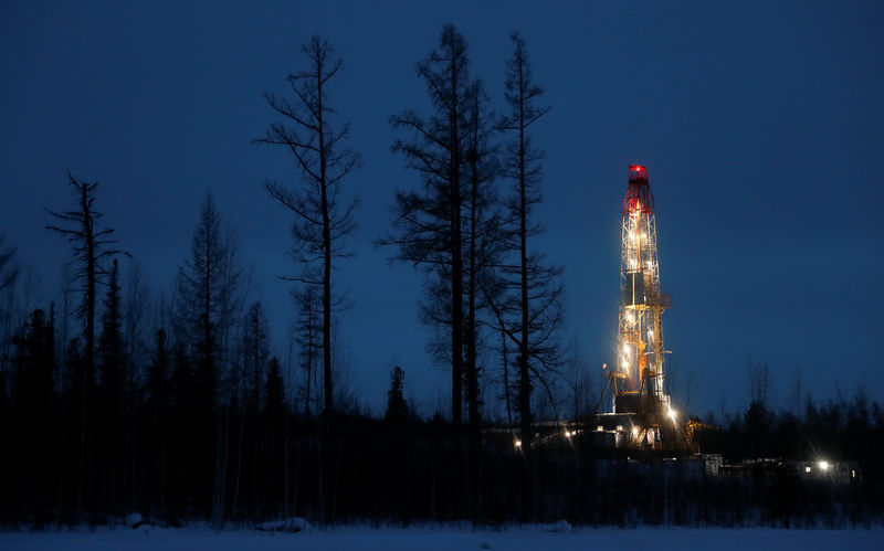 © Reuters. FILE PHOTO: A view shows a drilling rig in the Irkutsk Oil Company-owned Yarakta Oil Field in Irkutsk Region