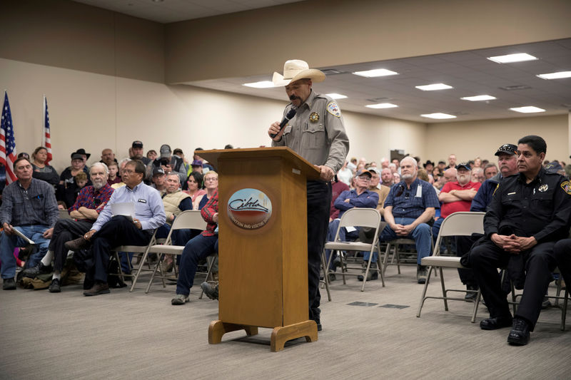 © Reuters. FILE PHOTO: Cibola County Sheriff Tony Mace speaks during the county commission meeting in Grants