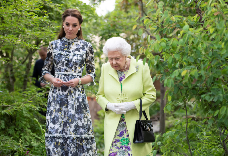 © Reuters. ملكة بريطانيا تتفقد معرض تشيلسي للزهور