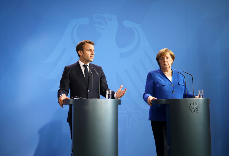 © Reuters. LA RELATION FRANCO-ALLEMANDE S'EST RÉÉQUILIBRÉE, DIT MACRON