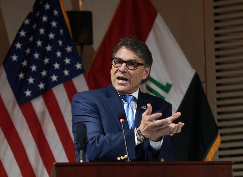 © Reuters. U.S. Energy Secretary Rick Perry gestures during a press conference in Baghdad