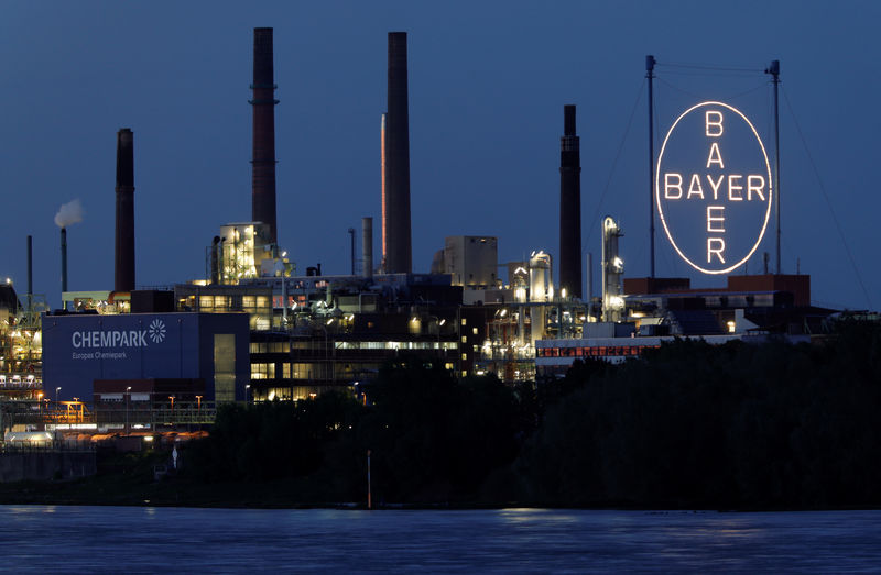© Reuters. Headquarters and main plant of German pharmaceutical and chemical maker Bayer AG in Leverkusen