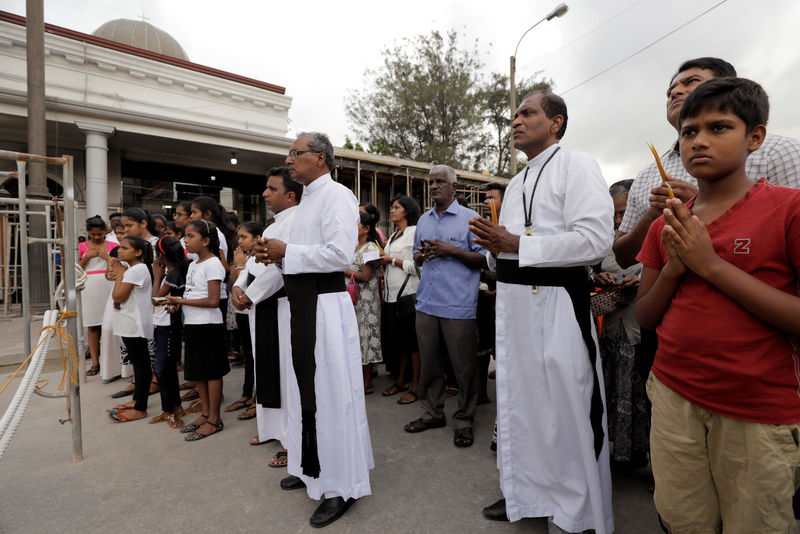 © Reuters. Devotees pray in front of St Anthony's church in Colombo