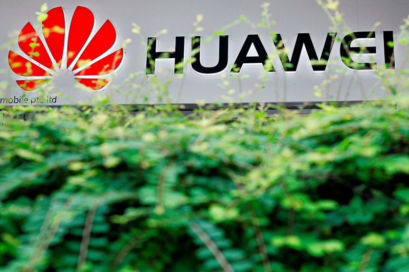 © Reuters. The logo of Huawei is pictured at a mobile phone shop in Singapore