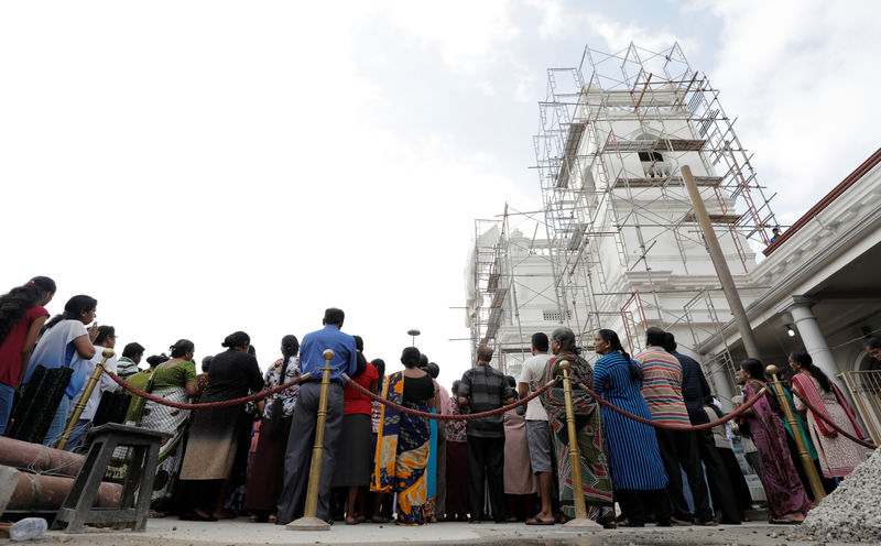 © Reuters. الكاثوليك في سريلانكا يحيون ذكرى مرور شهر على هجمات كنائس