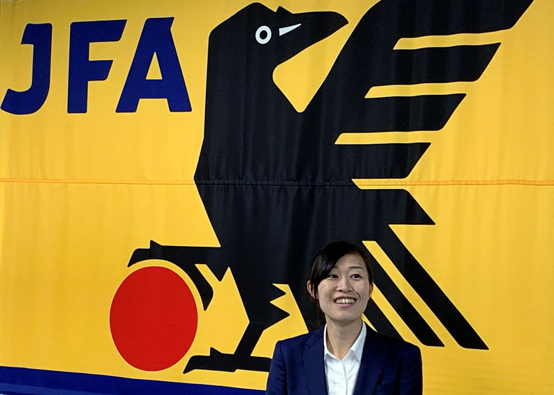 © Reuters. Japanese soccer referee Yoshimi Yamashita poses for a photograph during her news conference before FIFA Women's World Cup in Tokyo