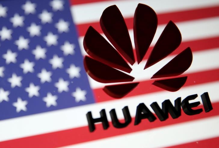 © Reuters. Logo da Huawei sobre bandeira dos EUA